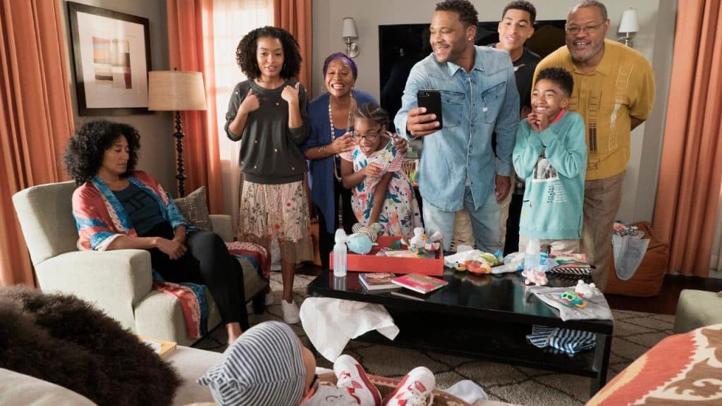 the-family-from-black-ish-taking-pictures-and-smiling-at-the-new-baby-while-the-mother-rainbow-can't-look-at-him-because-of-post-partum-depression