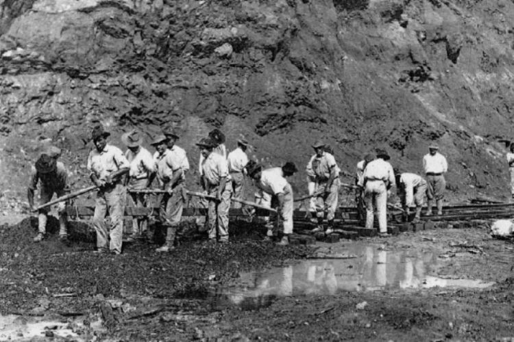 El mundo Panama Canal workers building the canal in 1914
