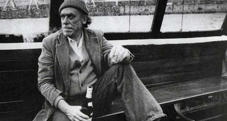 Zenda Libros Charles Bukowski Drinking and looking to a side with a nostalgia face