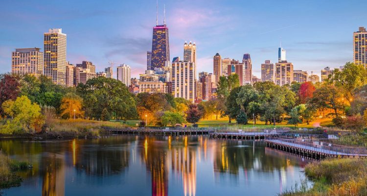 Chicago-skyline-with-skyscrapers-and-lakeview