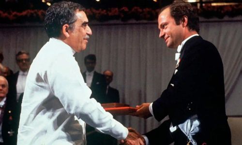 El Español Gabriel Garcia Márquez receiving his Nobel 