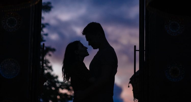 woman-and-man-silhouette