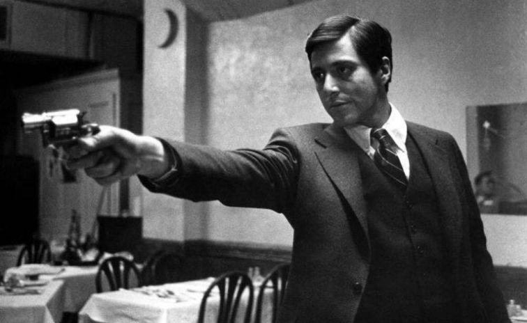 Centro de Atencion al Lector Michael Corleone pointing a gun 