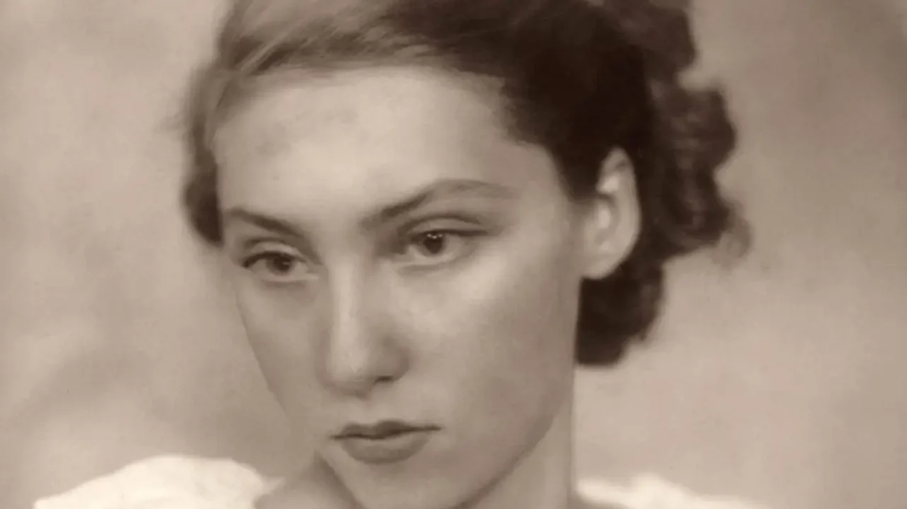 Black and white photo of a young Clarice Lispector wearing a white blouse with her hair pinned up
