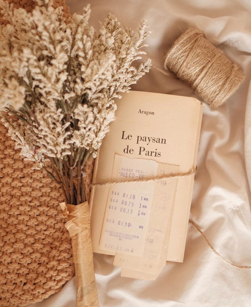 "Le paysan de Paris" book placed with flowers and twine
