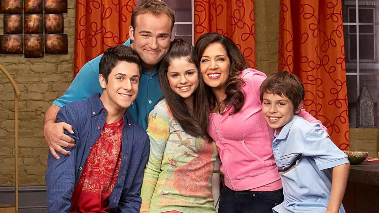 Wizards of Waverly Place family all standing together.