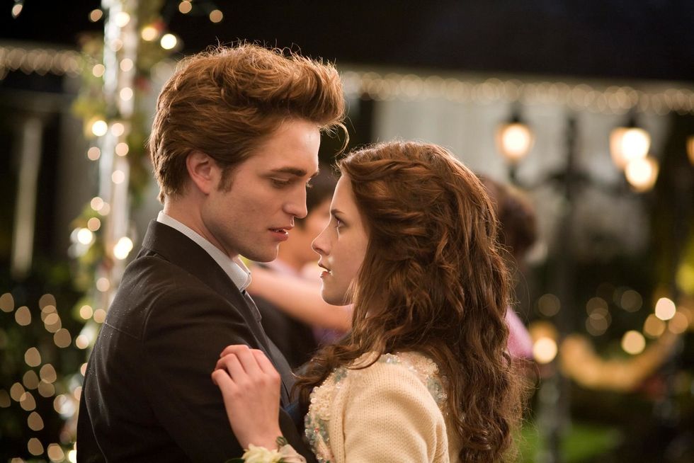 Edward and Bella dancing in front a twinkled garden. 