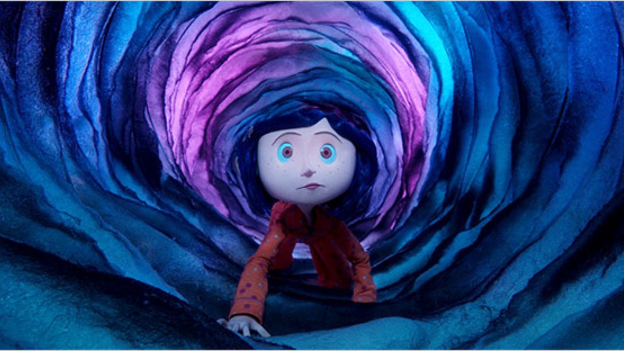 Coraline crawling through the tunel 