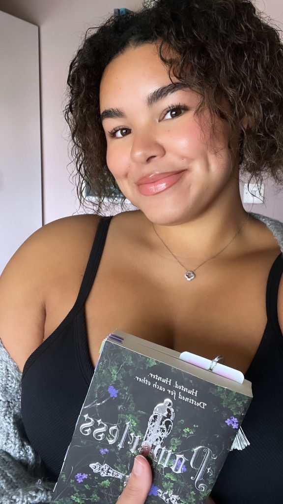 Portrait photo of Bookstagrammer Tia @tias.bookshelf_.