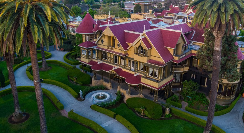 Image of the Winchester House in San Jose, California.