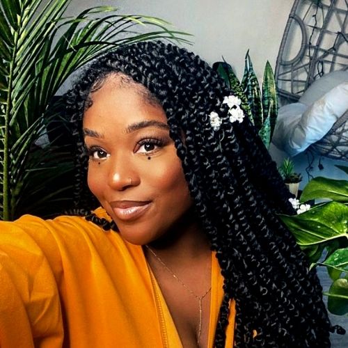 Selfie of LGBTQ Illustrator Jasmin Anita.