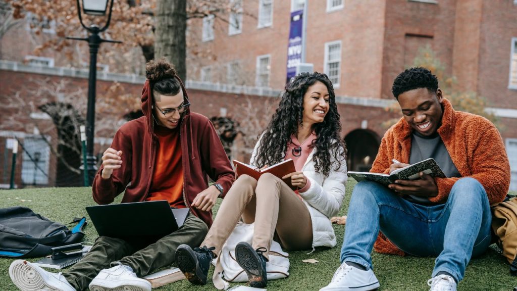 4 Insightful Guides To Being a College Freshman