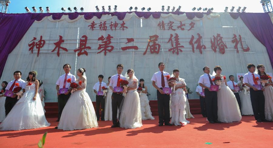 Couples participating in a group wedding in Shenmu County during the Qixi Festival.