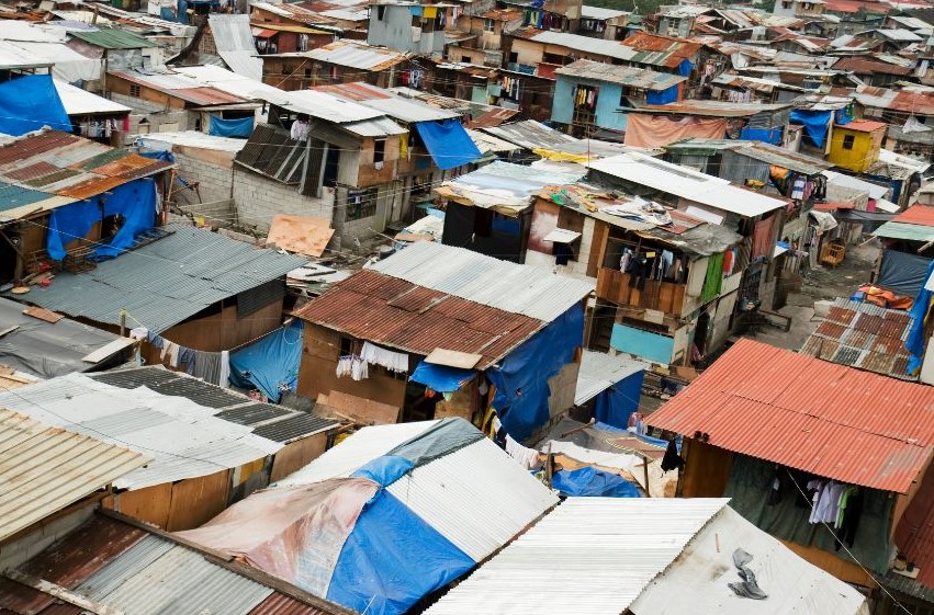 An aerial view of small shacks cluttered together.