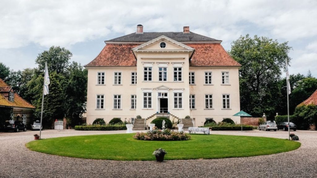 Murder Mystery Quiz. It shows a mansion with a circle driveway.