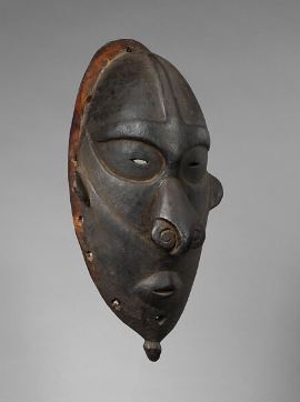 An African mask tilted to the right.